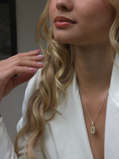 Cadena Personalizada con Dije Inicial y Grabado Atrás.