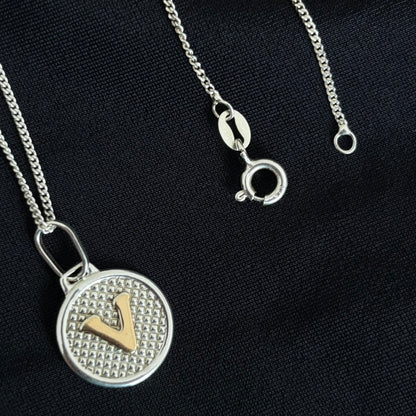 Cadena Personalizada con Dije Inicial y Grabado Atrás.