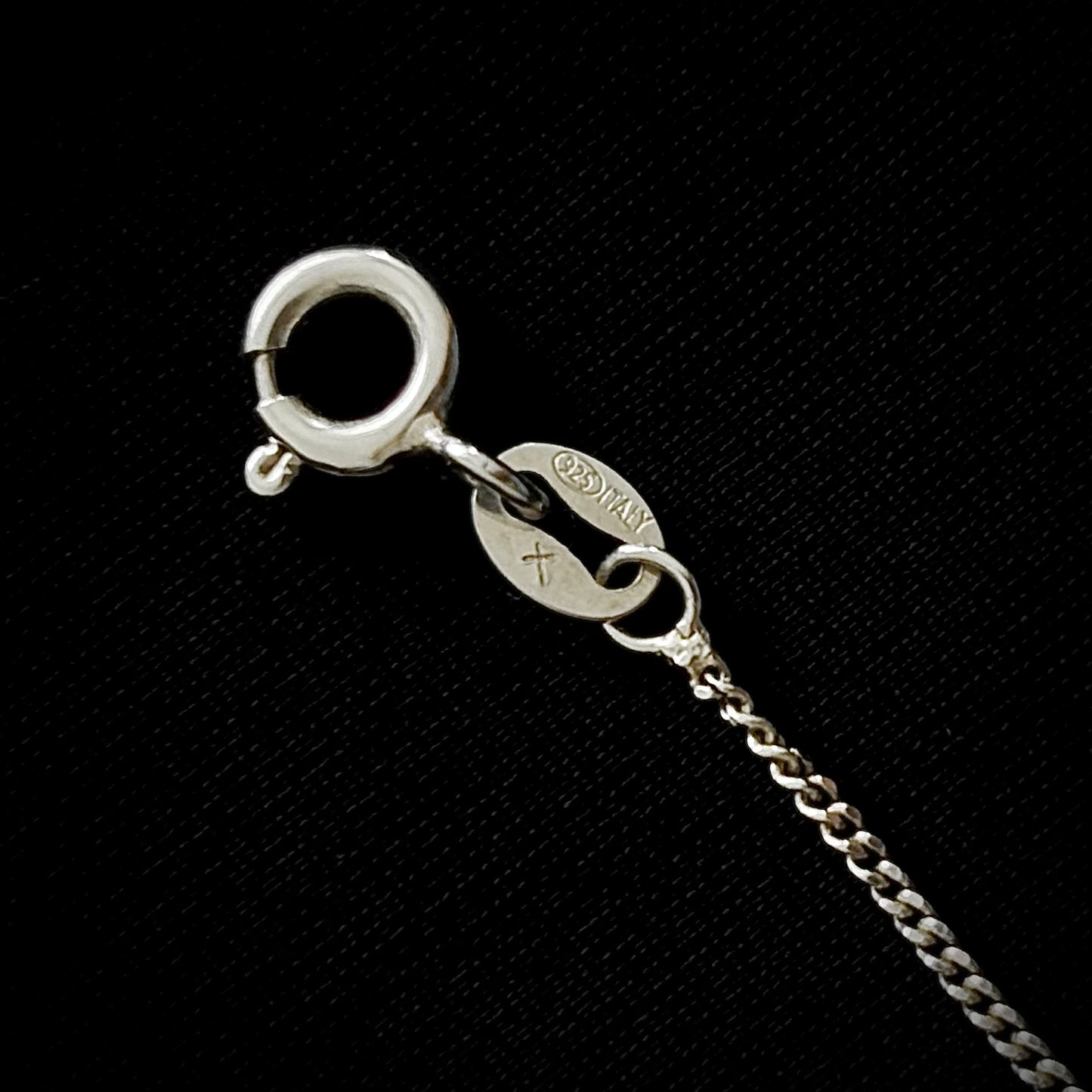 Cadena Personalizada con Dije Inicial y Grabado Atrás.
